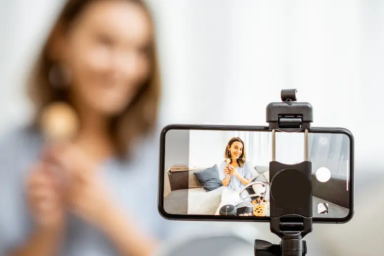 woman recording a video on her smartphone representing to become social media influencer