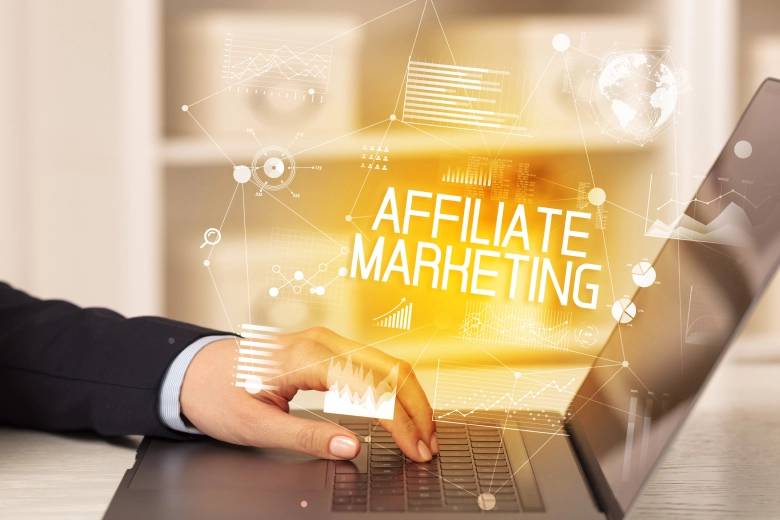 a men doing affiliate marketing and earn money in their freetime